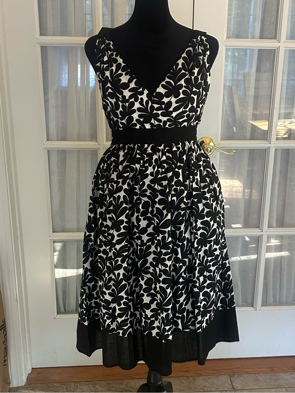 London Times Black White Floral A-Line Sleeveless Knee Dress Size 6 Cotton